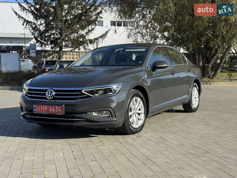Седан Volkswagen Passat 2020 в Луцке