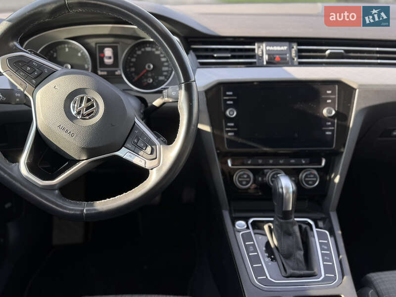Седан Volkswagen Passat 2020 в Луцке