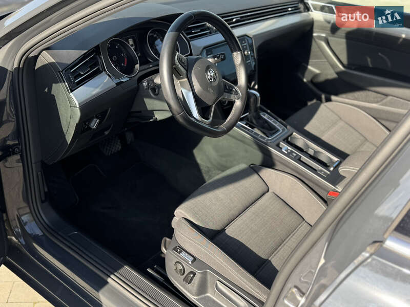 Седан Volkswagen Passat 2020 в Луцке