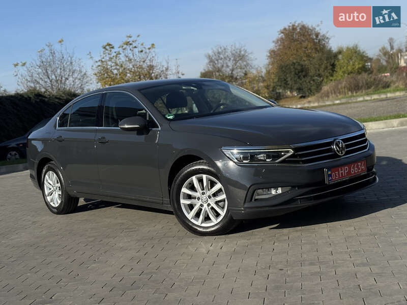 Седан Volkswagen Passat 2020 в Луцке