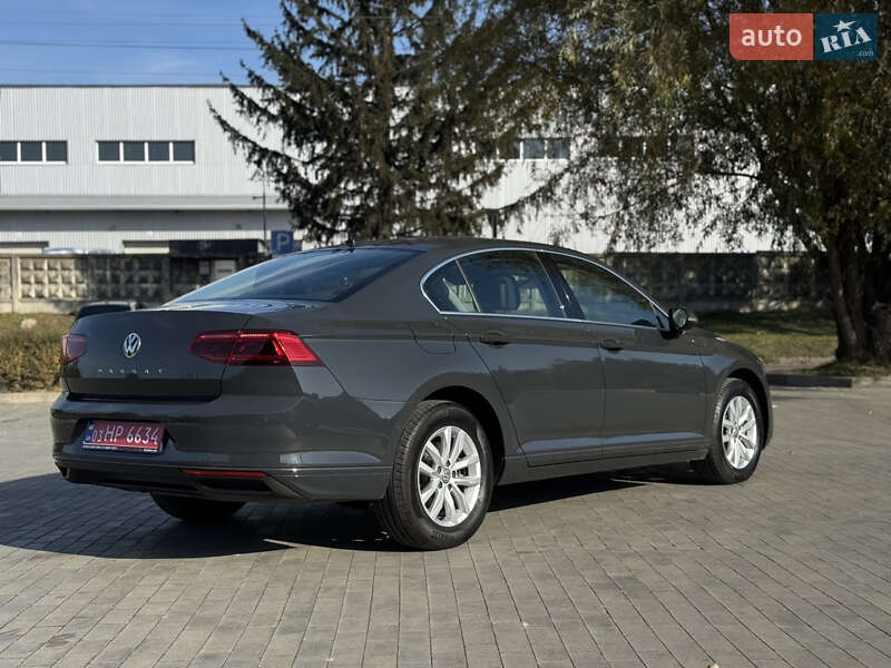 Седан Volkswagen Passat 2020 в Луцке