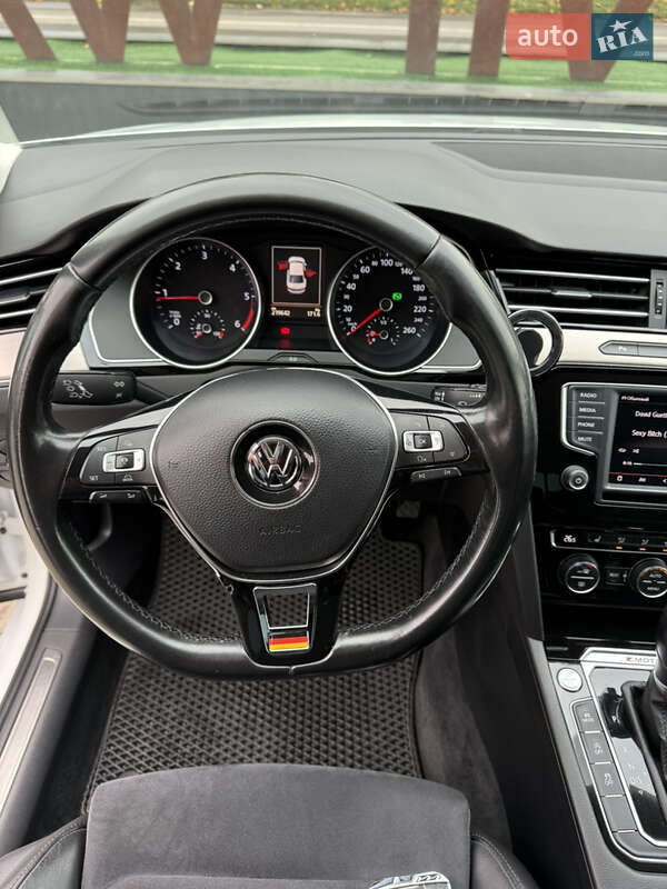 Седан Volkswagen Passat 2015 в Ужгороде