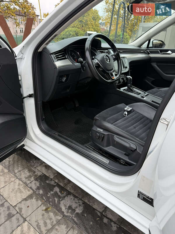 Седан Volkswagen Passat 2015 в Ужгороде