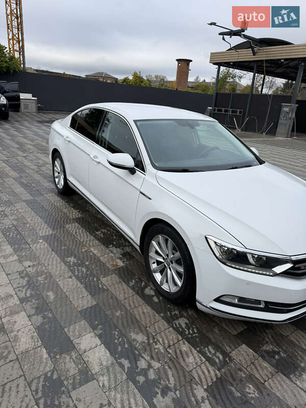 Седан Volkswagen Passat 2015 в Ужгороде