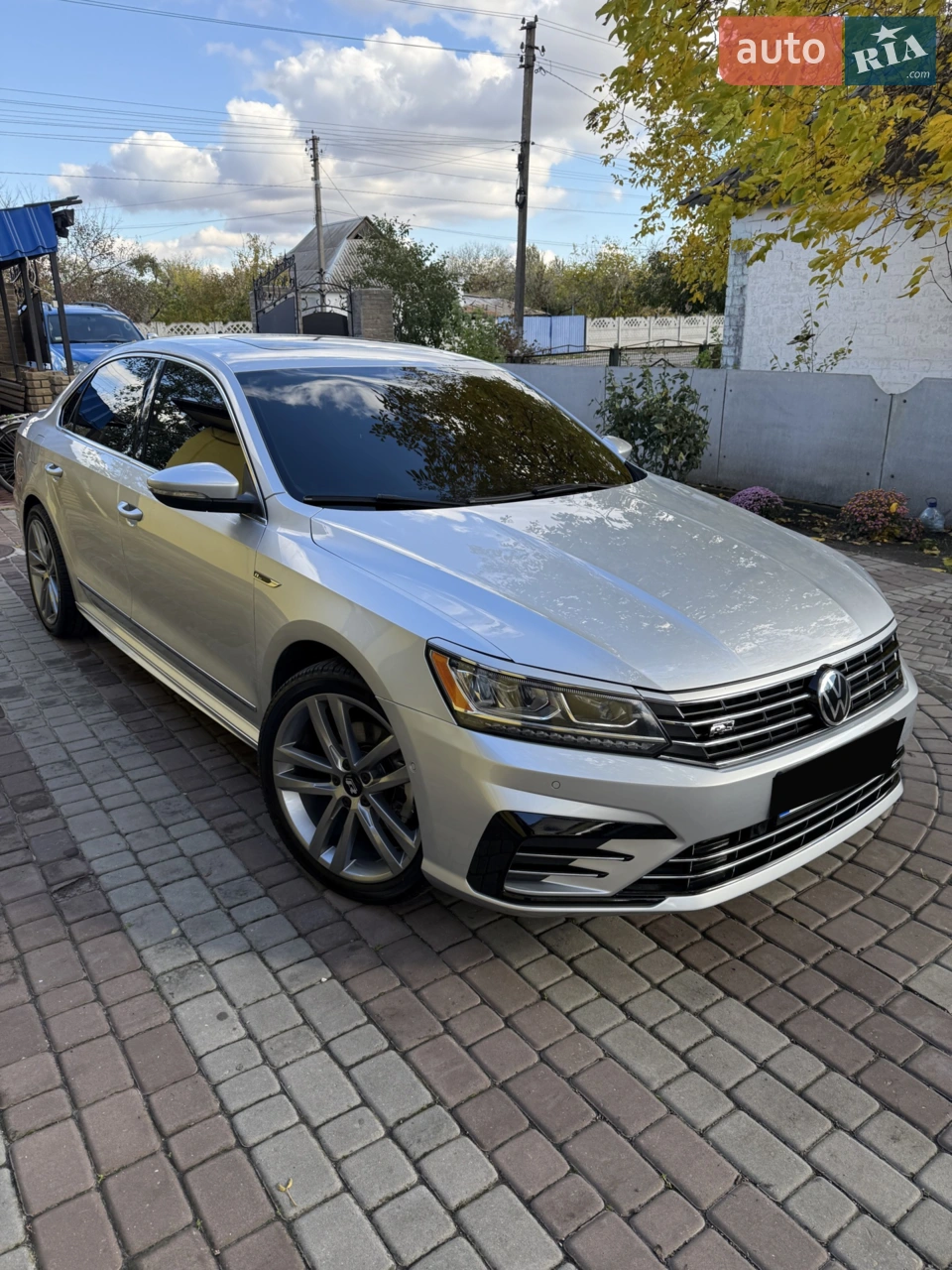 Машина пригнана з Канади, з мінімальним пошкодженням, безпека не стріляна
Має максимальну комплектацію SEL преміум та R-Line, в автомобілі є велика кількість систем.
- Шкіряний салон
- Люк
- Підігрів всіх сидінь 
- Двухзонний клімат
- Встановлена музика Fender та саб 
- Бокові дзеркала з підігрівом та складаються
- Без ключовий доступ
- Дистанційне заведення авто
- пам?ять сидінь 
- Лед оптика спереду і позаду 
- Відкривання багажника ногою
Багато функцій які допомагають безпеці руху
- система гальмування при можливому зіткненню
- система гальмування при виїзді залом з парковки(раз врятувала від аварії)
- 360 парктроніки
- камера заднього виду
- адаптивний круїз із гальмуванням та прискоренням
- втримання в полосі
- система автоматичної парковки

Всі деталі по телефону.
