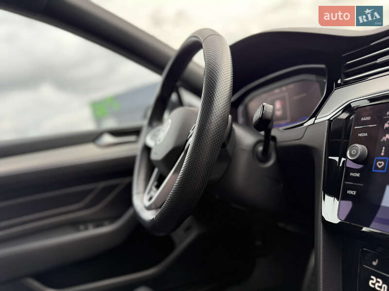 Седан Volkswagen Passat 2022 в Луцьку