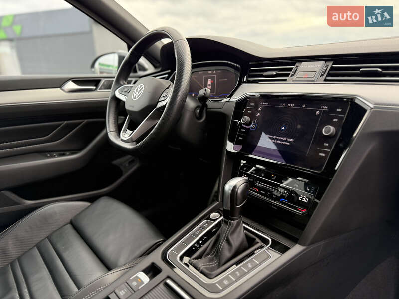 Седан Volkswagen Passat 2022 в Луцьку