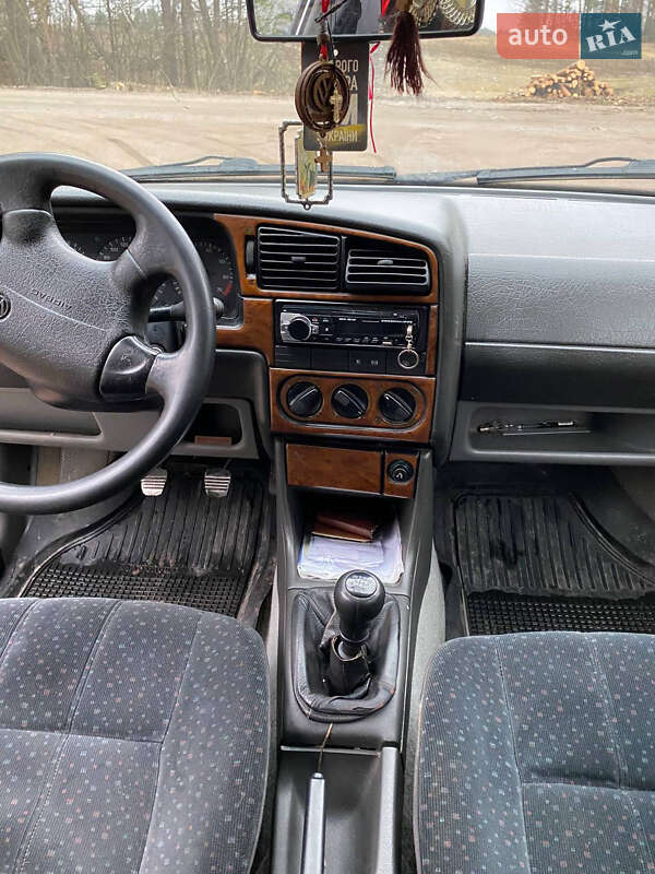 Седан Volkswagen Passat 1994 в Лугинах