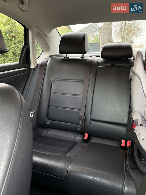 Седан Volkswagen Passat 2016 в Ужгороде