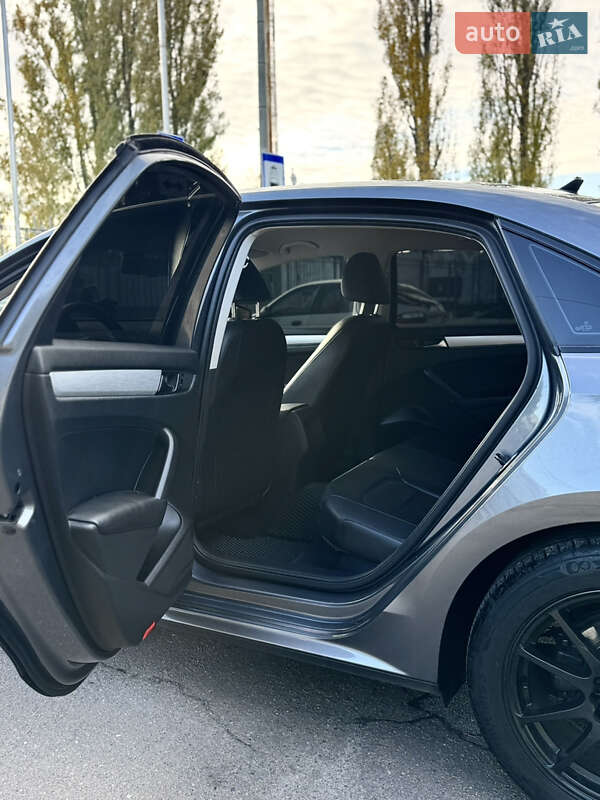 Седан Volkswagen Passat 2011 в Києві