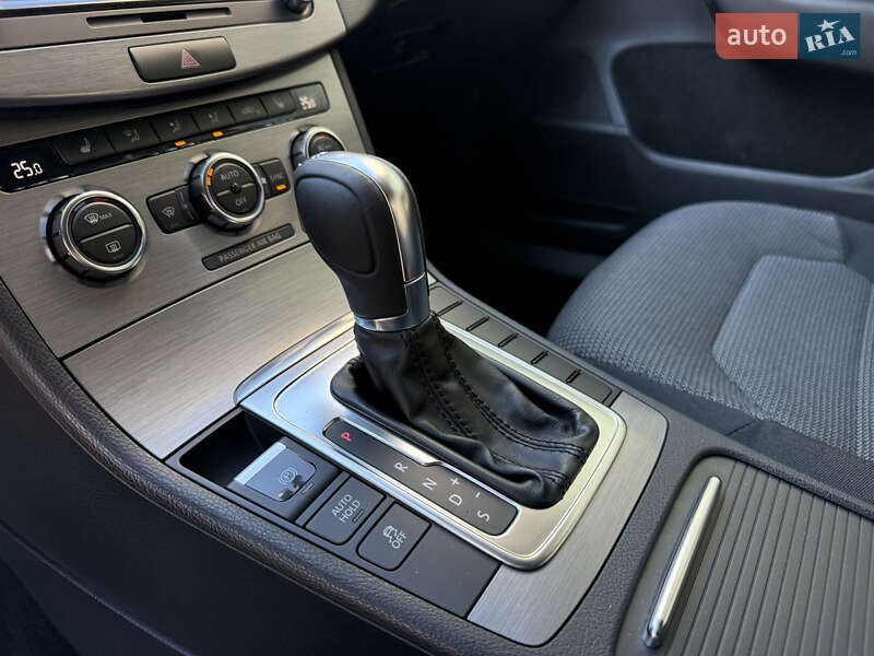 Седан Volkswagen Passat 2011 в Киеве