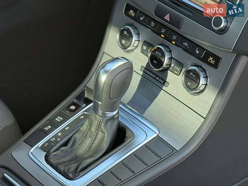 Седан Volkswagen Passat 2011 в Киеве