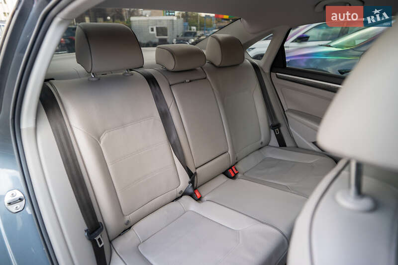 Седан Volkswagen Passat 2016 в Києві