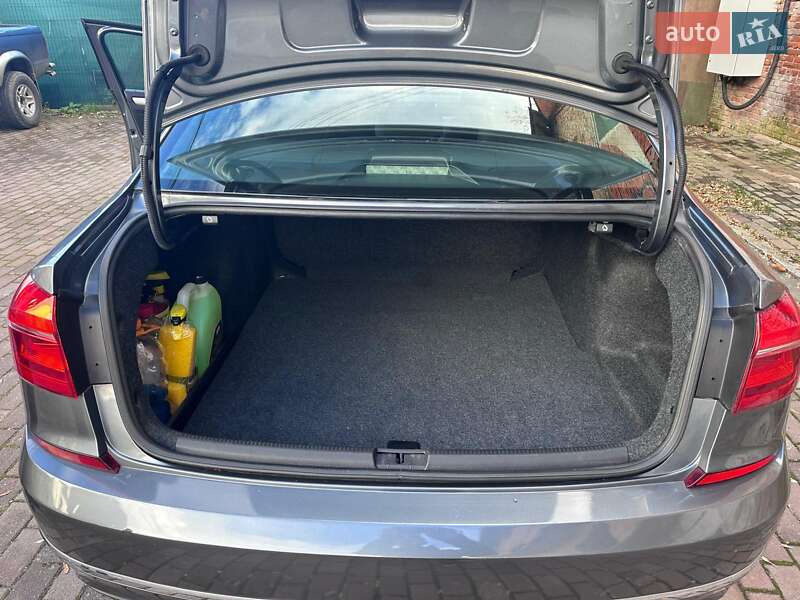 Седан Volkswagen Passat 2016 в Киеве