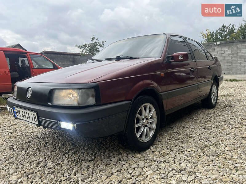 Седан Volkswagen Passat 1992 в Кременці