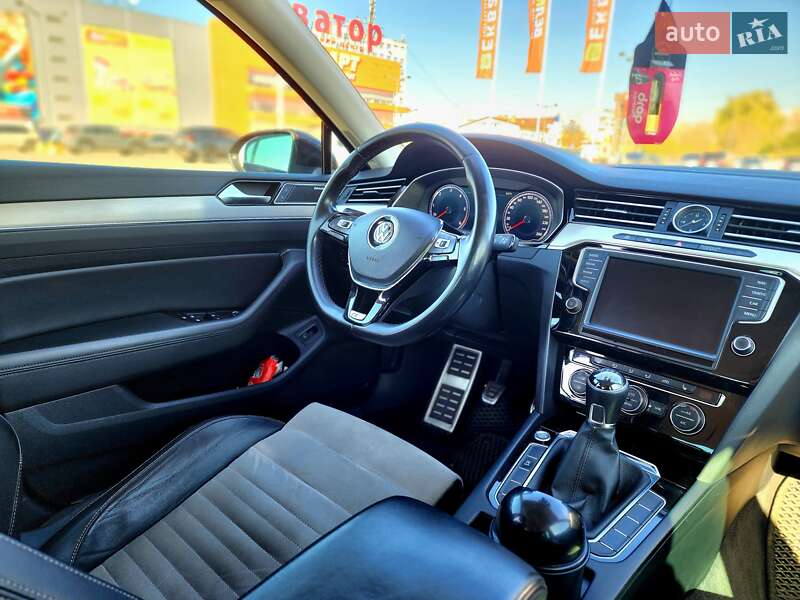 Седан Volkswagen Passat 2015 в Черновцах
