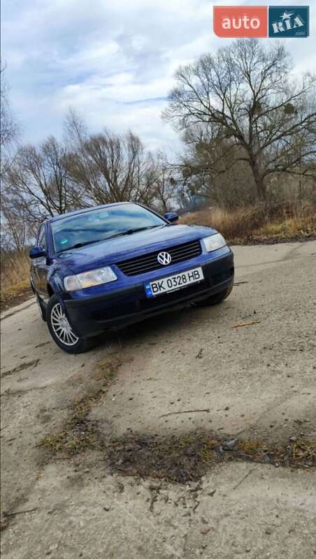 Седан Volkswagen Passat 2000 в Остроге