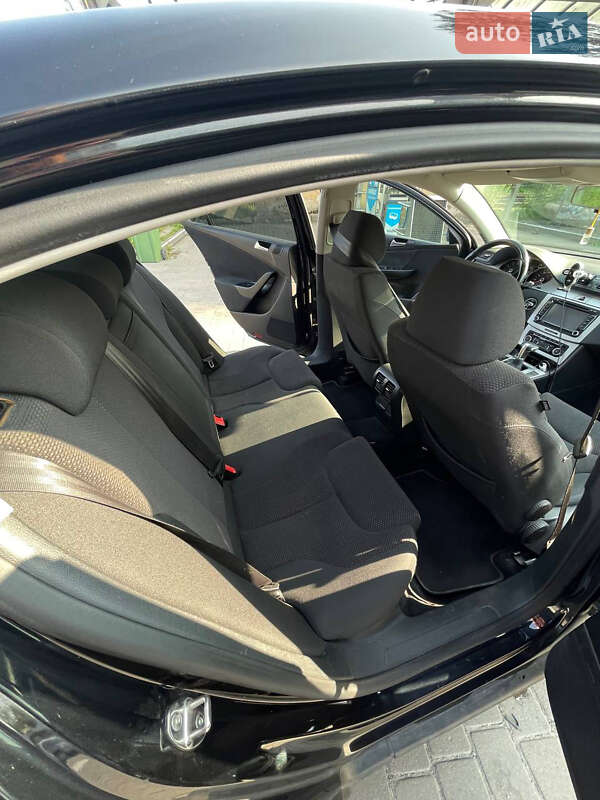 Седан Volkswagen Passat 2010 в Львове
