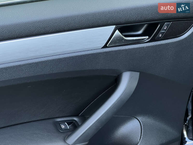 Седан Volkswagen Passat 2013 в Києві