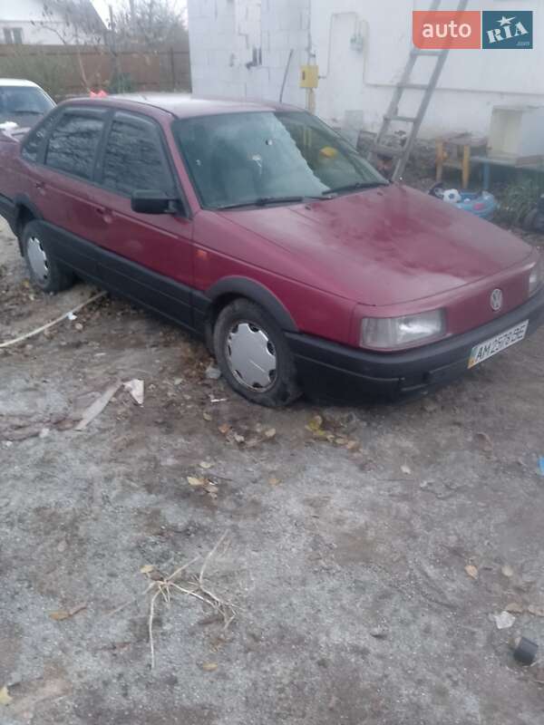 Седан Volkswagen Passat 1990 в Корнине