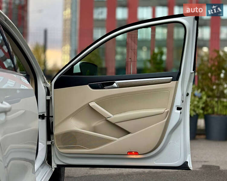 Седан Volkswagen Passat 2012 в Киеве