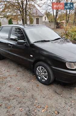 Седан Volkswagen Passat 1995 в Зміїві