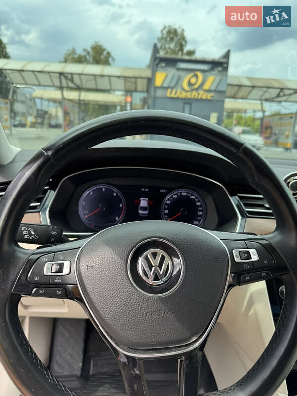 Седан Volkswagen Passat 2015 в Черновцах
