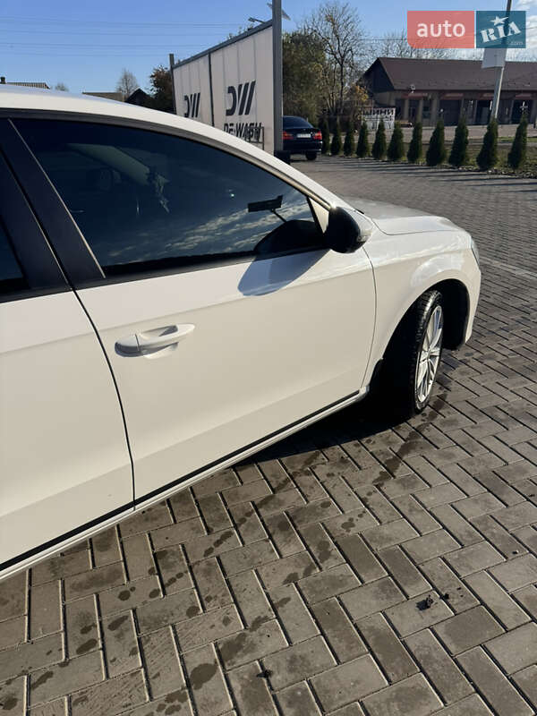 Седан Volkswagen Passat 2012 в Помічній