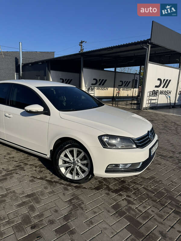 Седан Volkswagen Passat 2012 в Помічній
