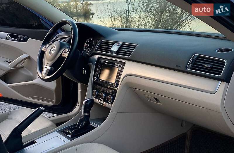 Седан Volkswagen Passat 2012 в Днепре