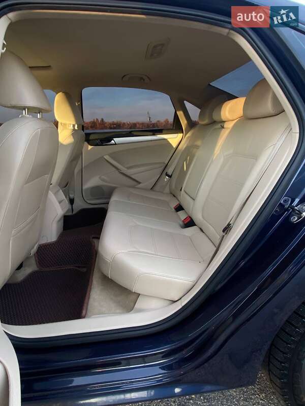Седан Volkswagen Passat 2012 в Днепре