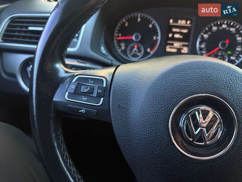 Седан Volkswagen Passat 2015 в Львові