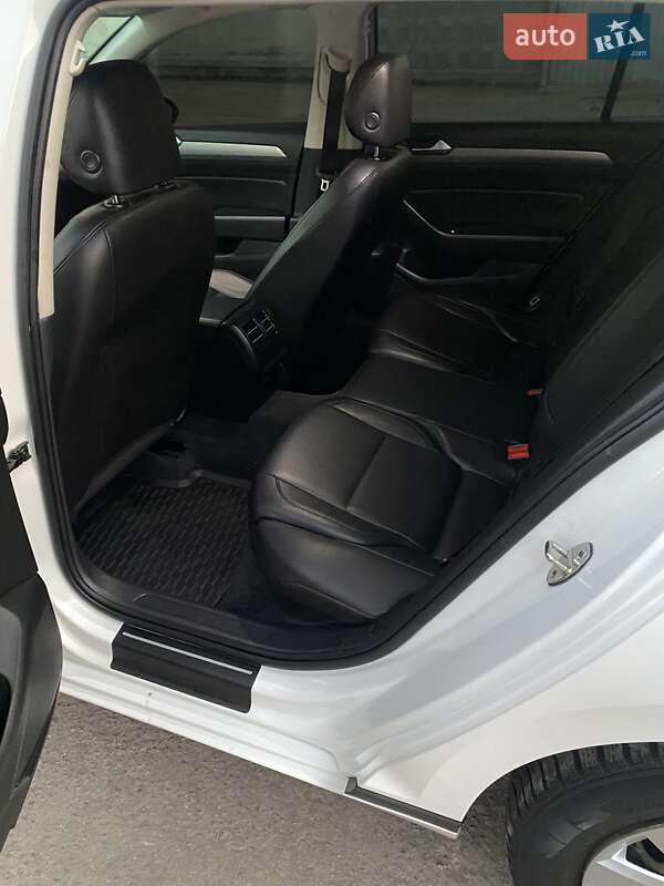 Универсал Volkswagen Passat 2017 в Житомире