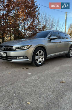 Універсал Volkswagen Passat 2015 в Житомирі