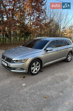 Універсал Volkswagen Passat 2015 в Житомирі