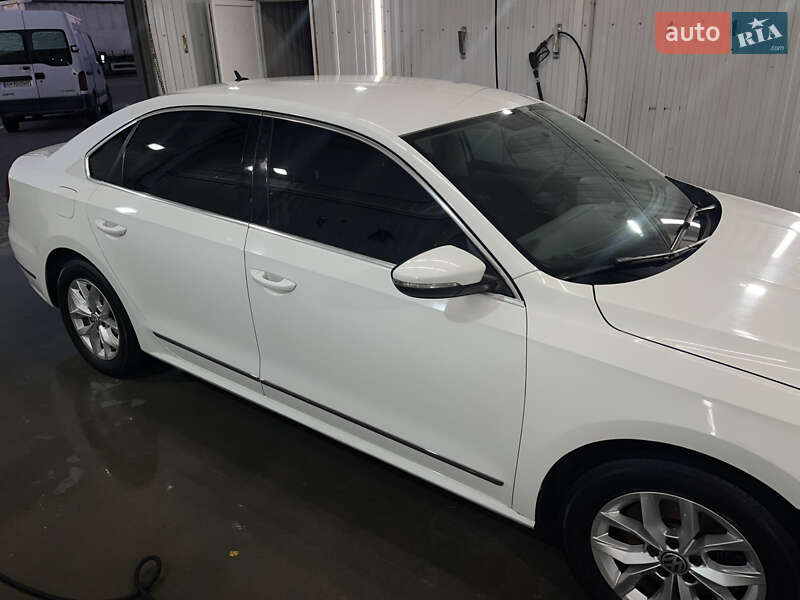 Седан Volkswagen Passat 2016 в Житомире