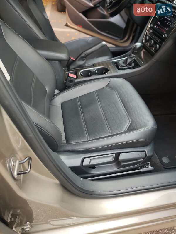 Седан Volkswagen Passat 2016 в Киеве