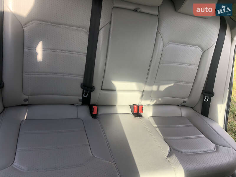 Седан Volkswagen Passat 2015 в Луцке