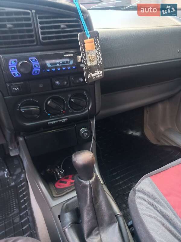 Седан Volkswagen Passat 1995 в Глухове