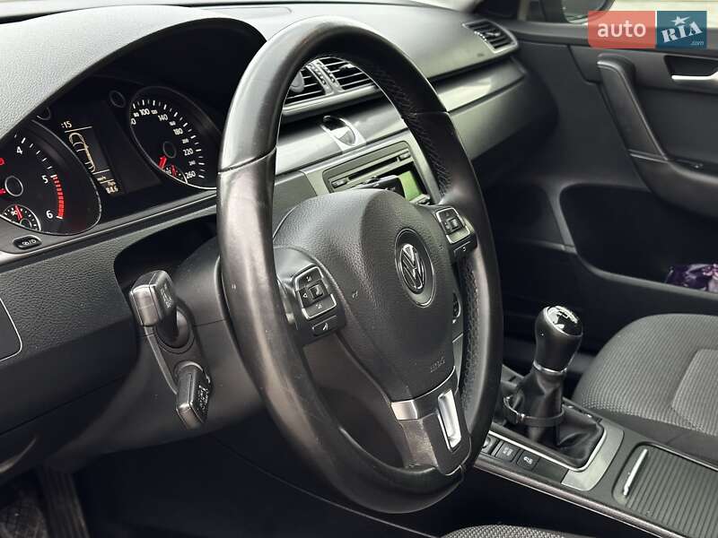 Седан Volkswagen Passat 2014 в Львове