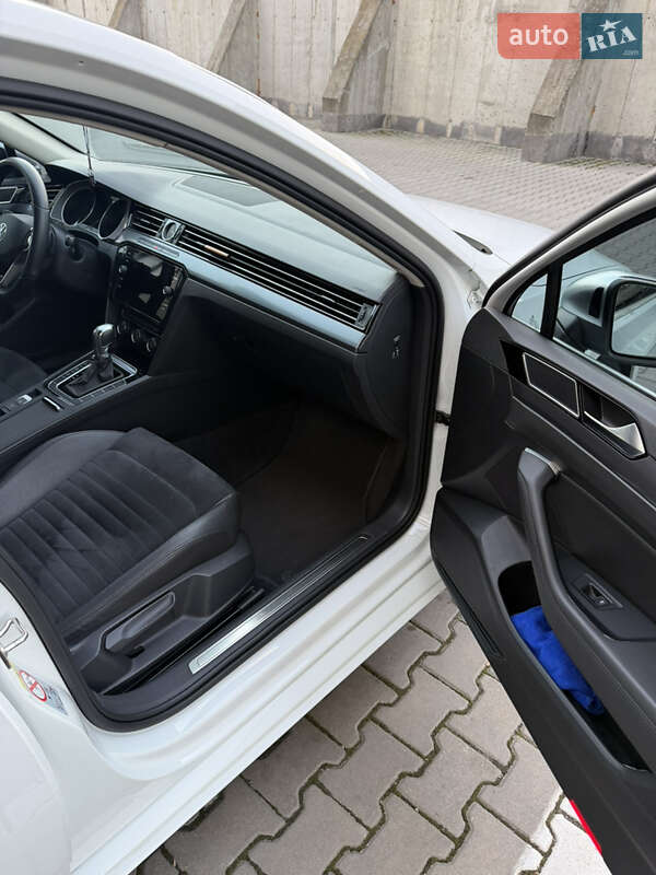 Седан Volkswagen Passat 2017 в Ивано-Франковске