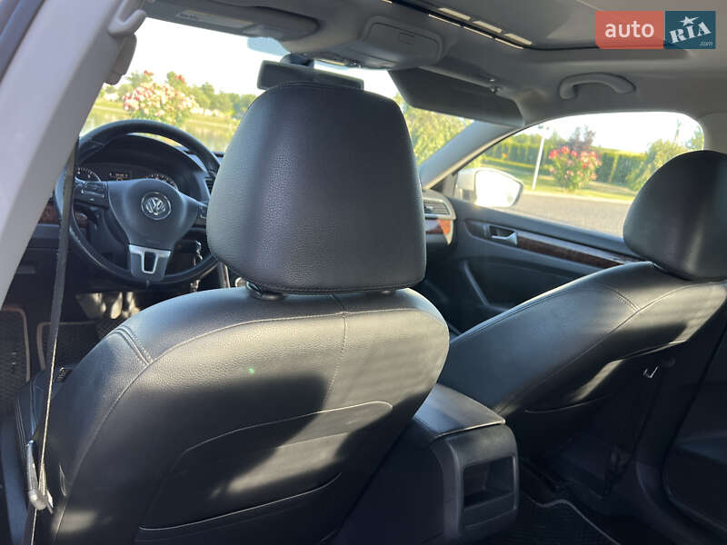 Седан Volkswagen Passat 2012 в Львове