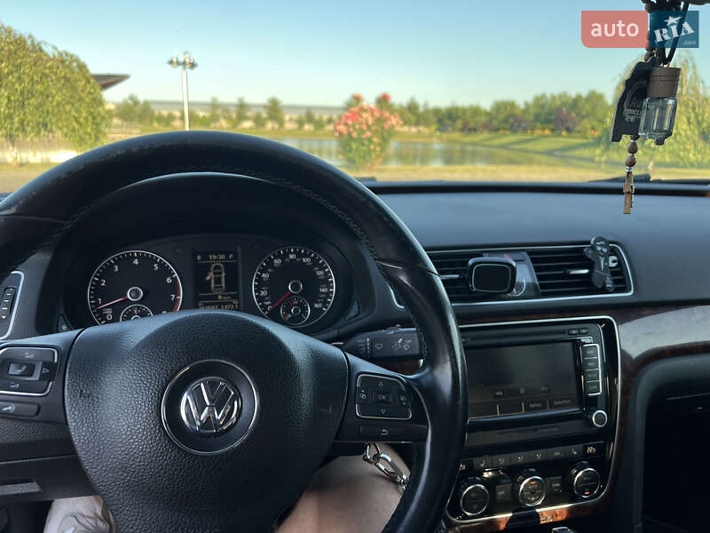 Седан Volkswagen Passat 2012 в Львове