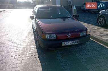 Седан Volkswagen Passat 1991 в Сарнах