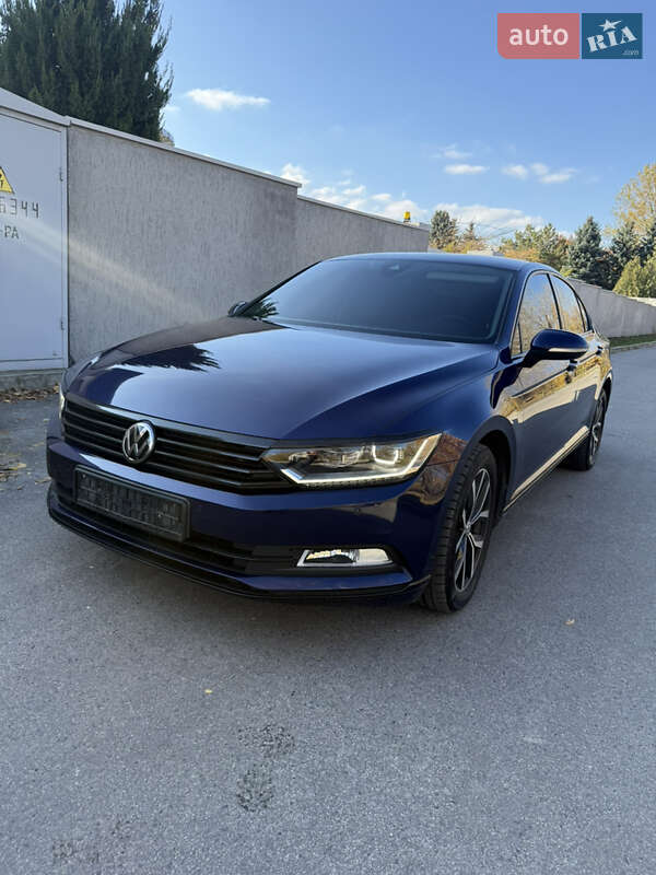 Седан Volkswagen Passat 2018 в Днепре
