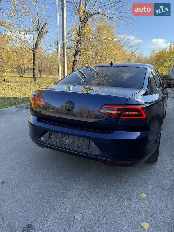 Седан Volkswagen Passat 2018 в Днепре