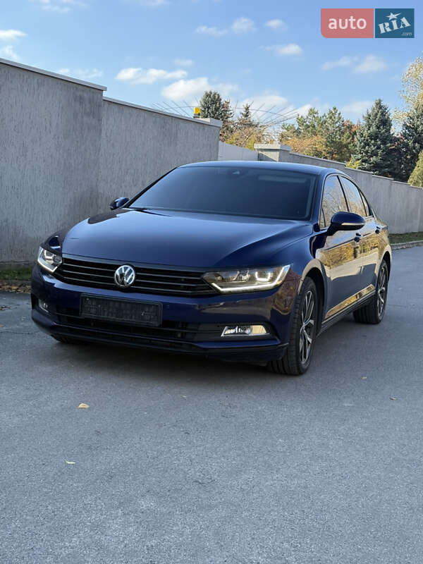 Седан Volkswagen Passat 2018 в Днепре