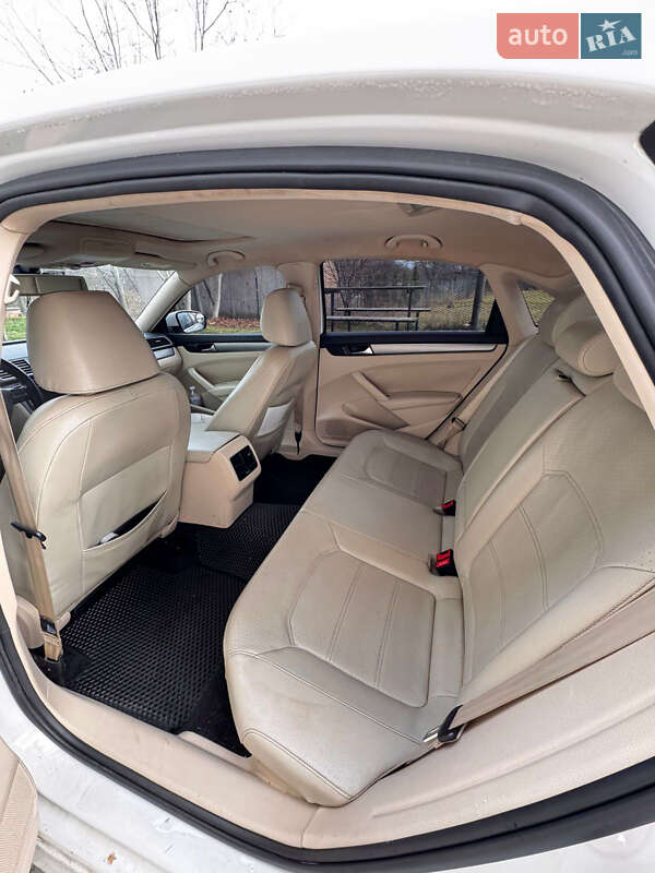 Седан Volkswagen Passat 2013 в Ивано-Франковске