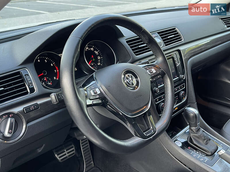 Седан Volkswagen Passat 2017 в Ровно