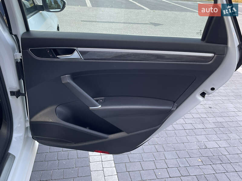 Седан Volkswagen Passat 2017 в Ровно